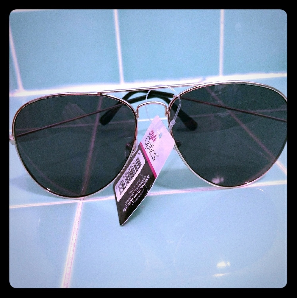 Gold rim Aviator sunglasses